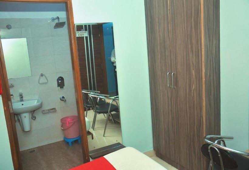 标准三人间, Thikana Palace