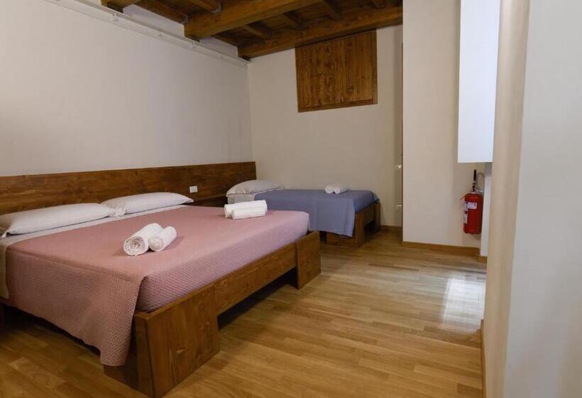 اتاق لوکس, Piazza Cavour