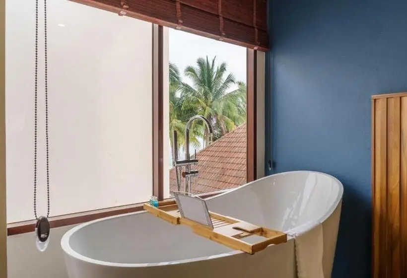 キングサイズベッドのスタンダードルーム, เดอะซีน คาบาน่า บีช รีสอร์ท ขนอม The Scene Cabana Beach Resort Khanom
