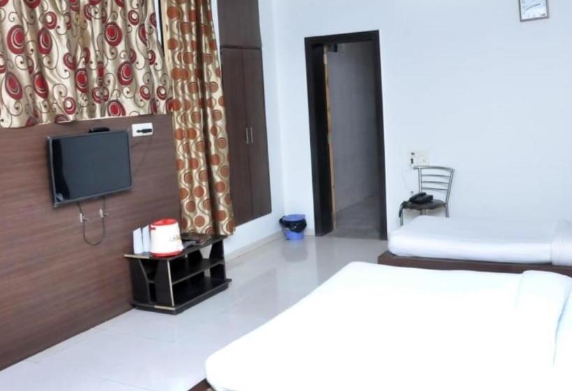 חדר בסיסי לשלושה, Radhe Palace Morbi