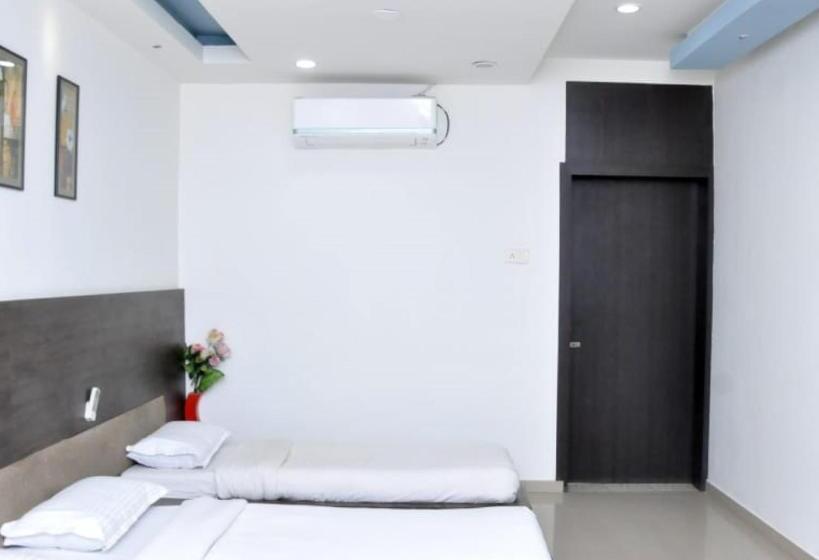 חדר בסיסי לשלושה, Radhe Palace Morbi