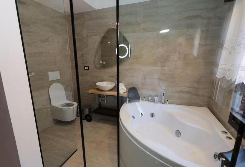 סוויטה עם ג'קוזי, Ador Boutique