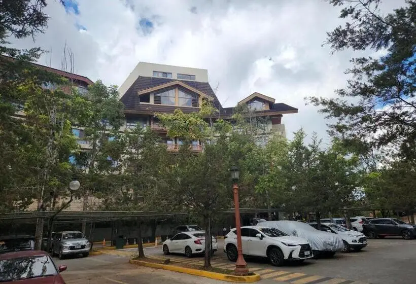 سوئیت جونیور با چشم‌انداز کوهستان, Camp John Hay Lodge 500