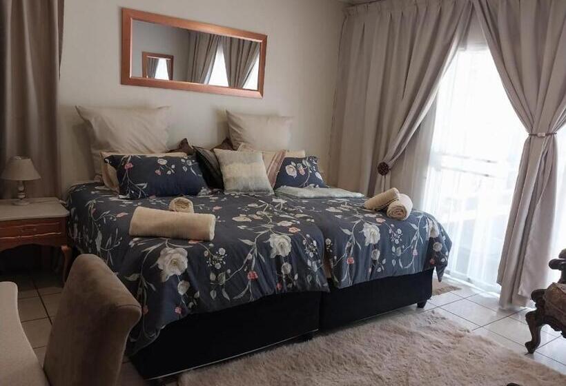 اتاق استاندارد با سرویس بهداشتی مشترک, The Elephant Room At Frederick S Place