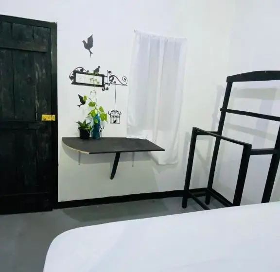 اتاق اکونومی, Black Pearl