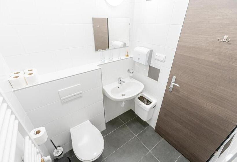 غرفة قياسية ثلاثية, Fehérliliom Vendégszálló