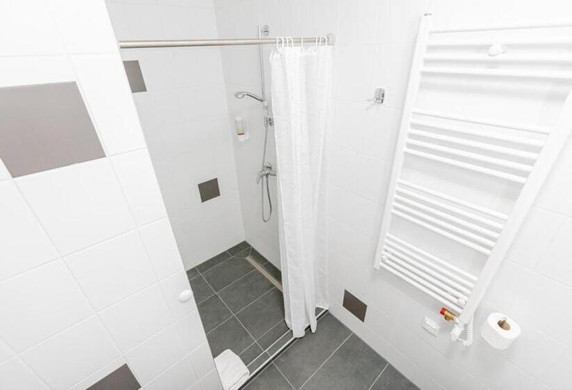 غرفة قياسية ثلاثية, Fehérliliom Vendégszálló