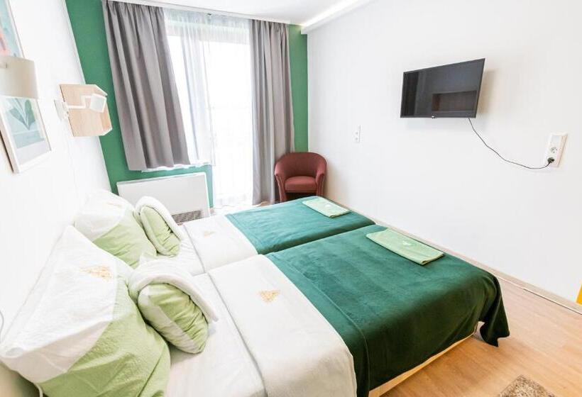 غرفة قياسية, Fehérliliom Vendégszálló