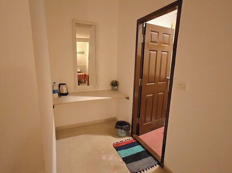 Deluxe Rum, Transit Stay