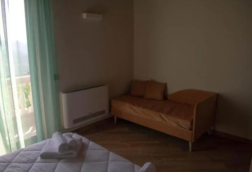 バルコニー付きスタンダードトリプルルーム, La Casetta B&b