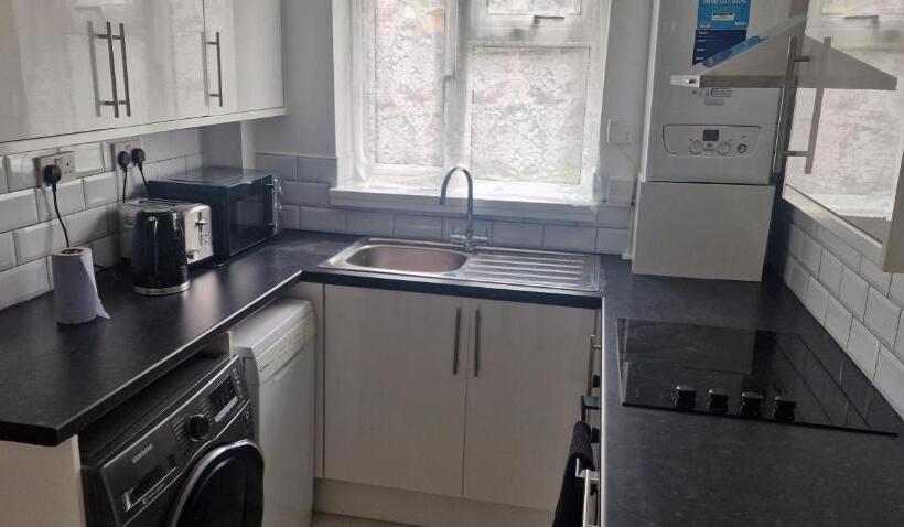 标准单人间, Silver House