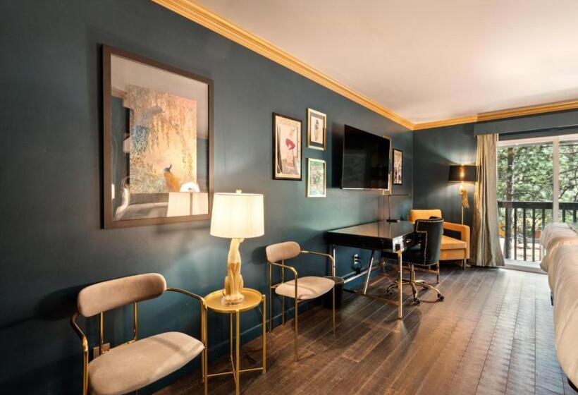 스탠다드 발코니 룸, The Fainting Couch Boutique