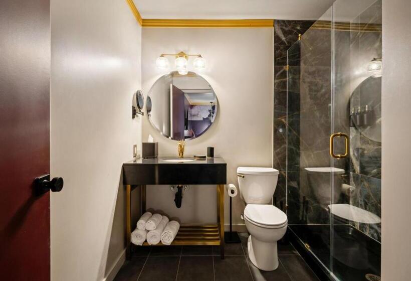 스탠다드 자쿠지 룸, The Fainting Couch Boutique