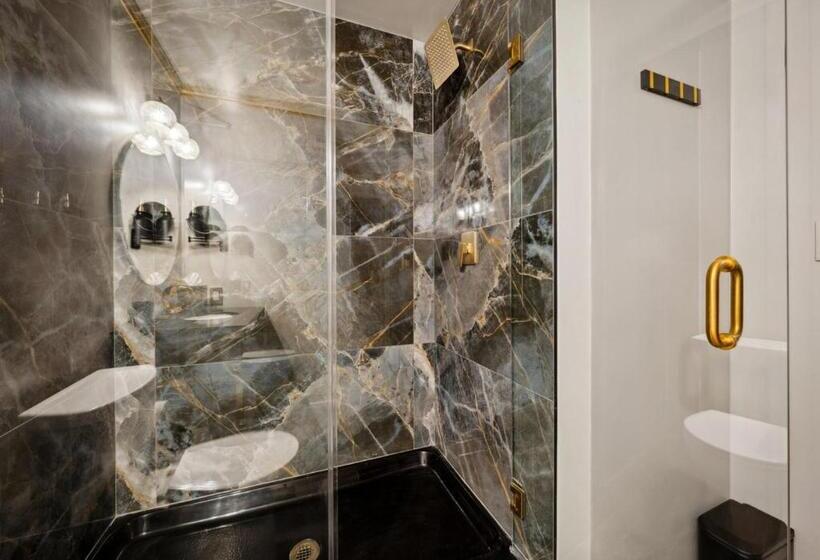 스탠다드 자쿠지 룸, The Fainting Couch Boutique