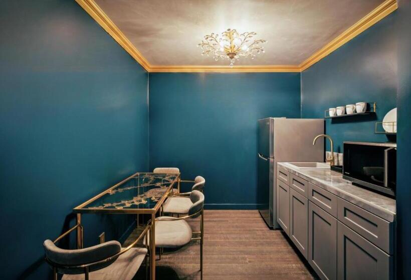 디럭스 룸, The Fainting Couch Boutique