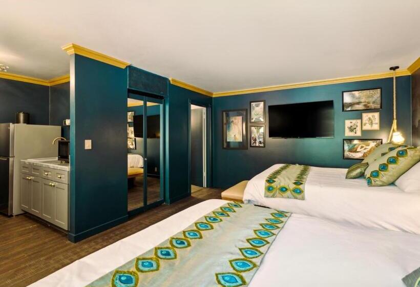 디럭스 룸, The Fainting Couch Boutique