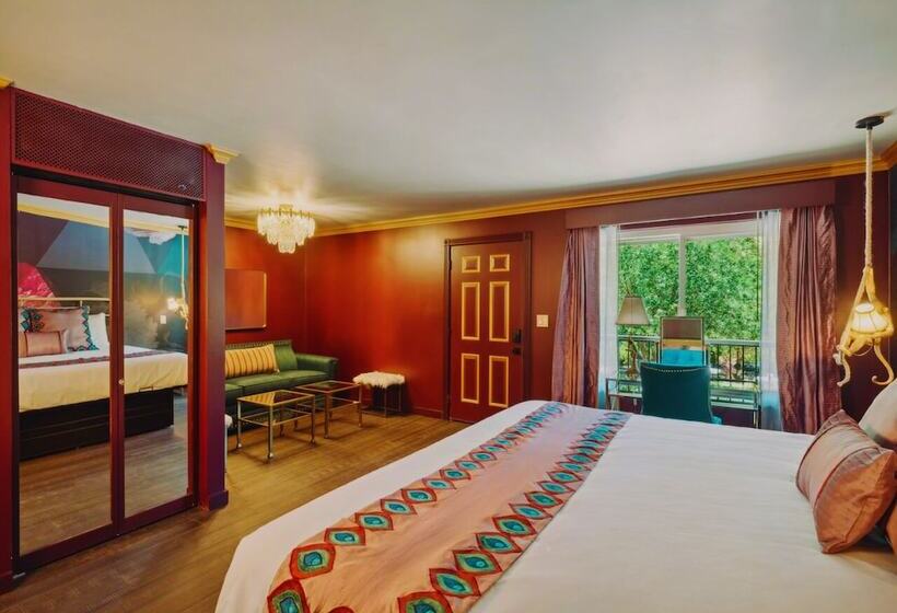 디럭스 룸, The Fainting Couch Boutique