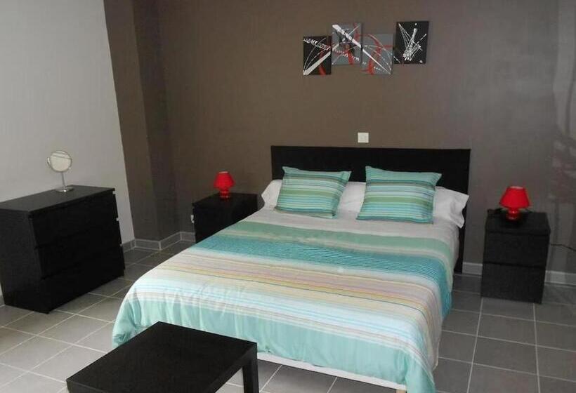 スタンダードルーム, Chambre étoile Brune Avec Salle D Eau Privative Et Petit Déjeuner Inclus, Neuvy Saint Sépulchre   Fr