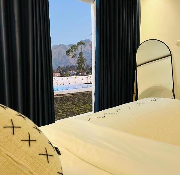 Camera Standard Vista Montagna, Volcano Garden