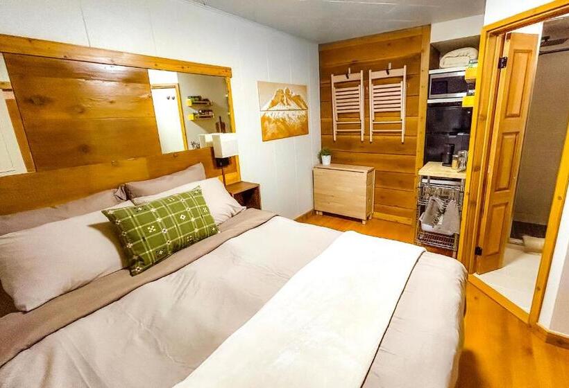 חדר דלוקס, The Cedar Room