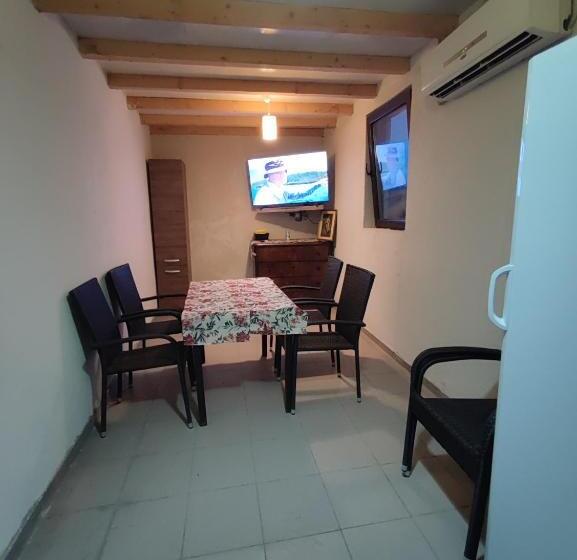 Habitación Triple Estándar, конна база югла