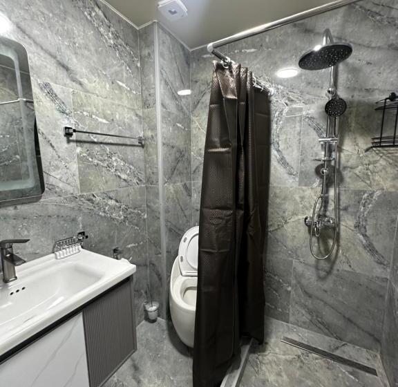 اتاق ساده سه نفره, Georgia