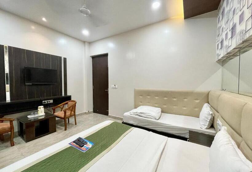 Standaard Driepersoonskamer, Le Grace ! Haridwar होटल ले ग्रेस, ஹோட்டல் லீ கிரேஸ் Fully Air Conditioned Hotel, Lift Wifi And Park