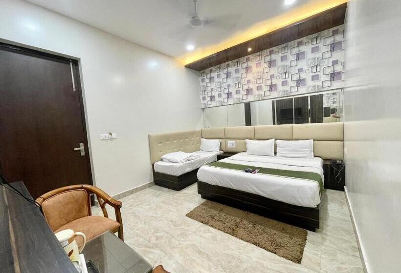 Standaard Driepersoonskamer, Le Grace ! Haridwar होटल ले ग्रेस, ஹோட்டல் லீ கிரேஸ் Fully Air Conditioned Hotel, Lift Wifi And Park