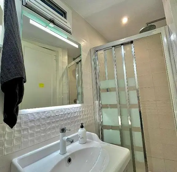 اتاق استاندارد با سرویس بهداشتی مشترک, Private Rooms Near Parallel Av