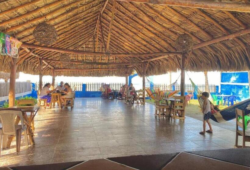 غرفة قياسية ثلاثية, Room In Cabin   Cabana With Breakfast And Pool On The Beach