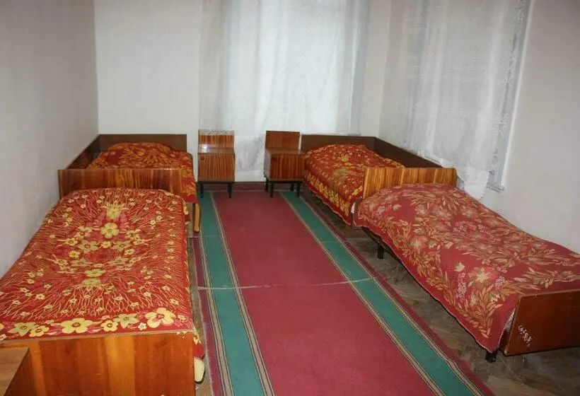 اتاق استاندارد چهارنفره با سرویس بهداشتی مشترک, Firuza Hostel