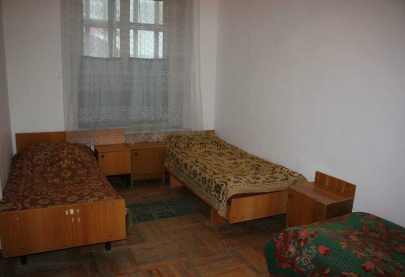 اتاق استاندارد سه تخته با سرویس بهداشتی مشترک, Firuza Hostel