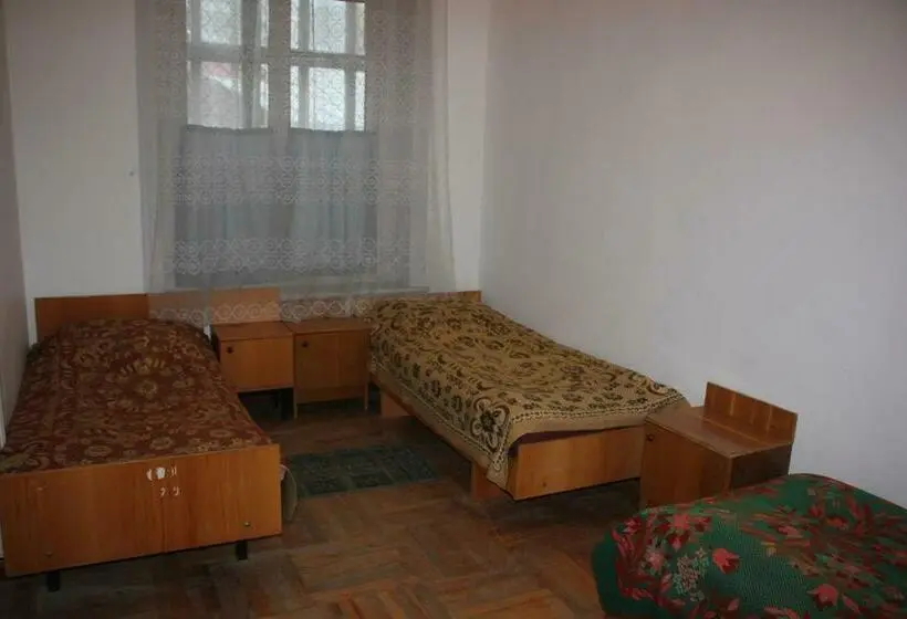 اتاق استاندارد سه تخته با سرویس بهداشتی مشترک, Firuza Hostel