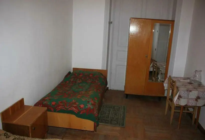 اتاق استاندارد سه تخته با سرویس بهداشتی مشترک, Firuza Hostel