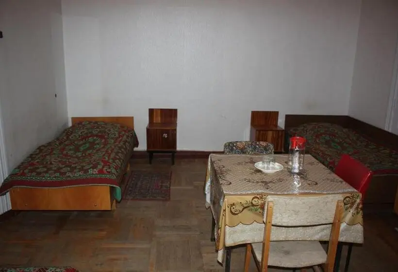 اتاق استاندارد چهارنفره با سرویس بهداشتی مشترک, Firuza Hostel