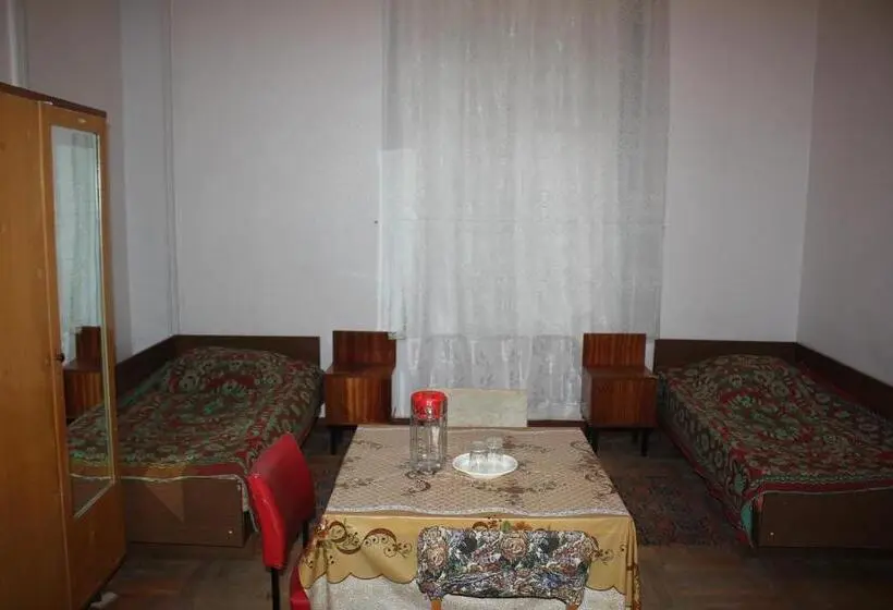 اتاق استاندارد چهارنفره با سرویس بهداشتی مشترک, Firuza Hostel