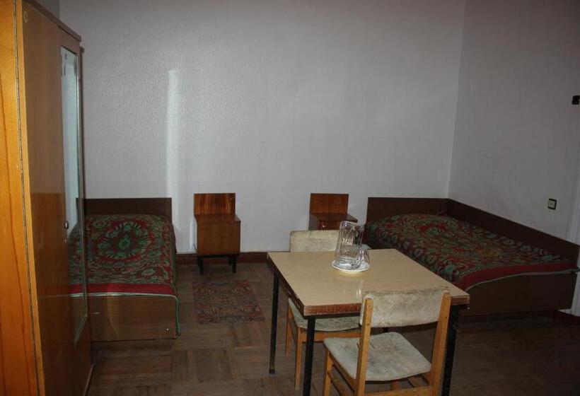 اتاق استاندارد چهارنفره با سرویس بهداشتی مشترک, Firuza Hostel