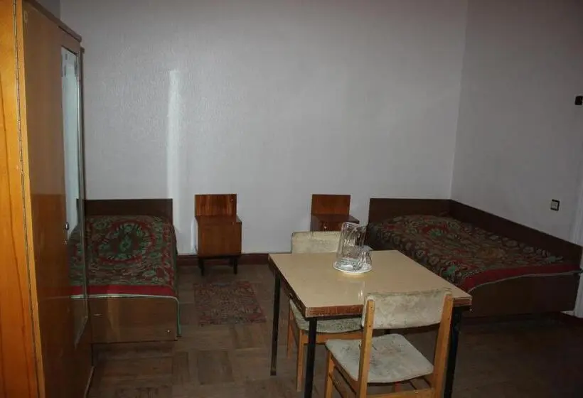 اتاق استاندارد چهارنفره با سرویس بهداشتی مشترک, Firuza Hostel