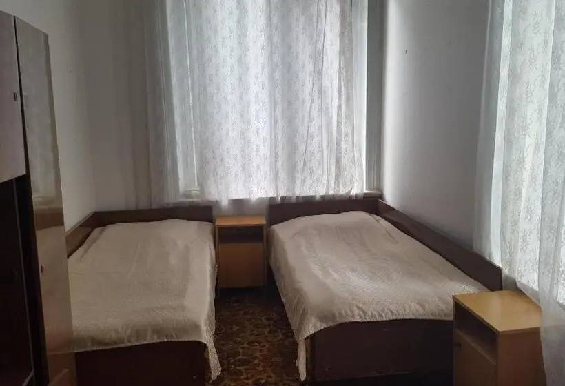 اتاق استاندارد سه تخته با سرویس بهداشتی مشترک, Firuza Hostel
