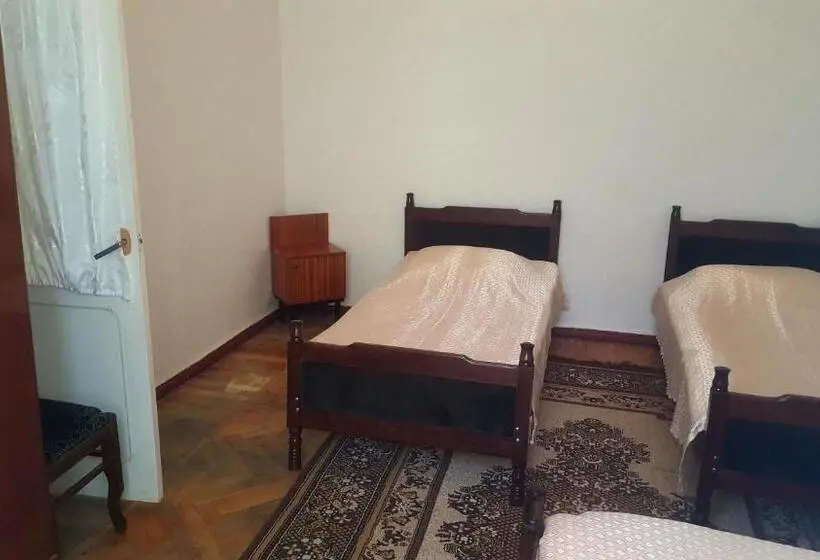 اتاق استاندارد سه تخته با بالکن, Firuza Hostel
