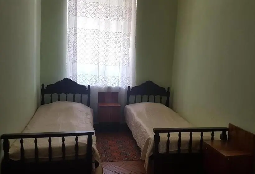 اتاق استاندارد با سرویس بهداشتی مشترک, Firuza Hostel
