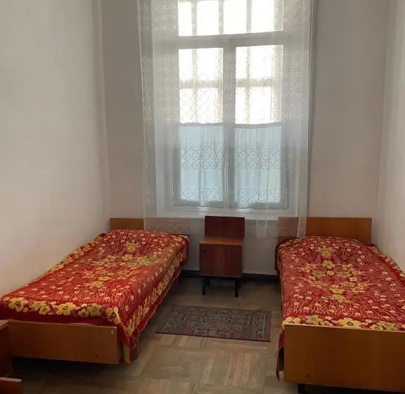 اتاق استاندارد سه تخته با سرویس بهداشتی مشترک, Firuza Hostel