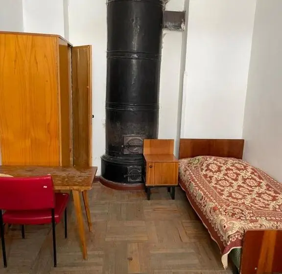 اتاق استاندارد سه تخته با سرویس بهداشتی مشترک, Firuza Hostel