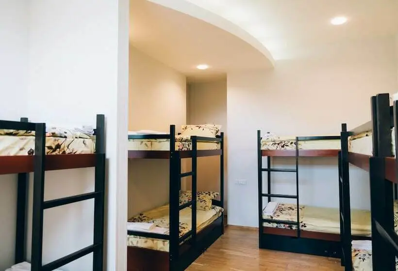 Vuode Makuusalissa, Hostelhome