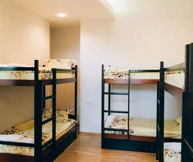 Vuode Makuusalissa, Hostelhome
