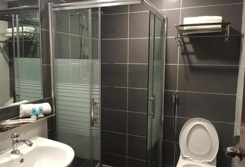 غرفة سوبيريور ثلاثية, Check Inn Hotel Tawau