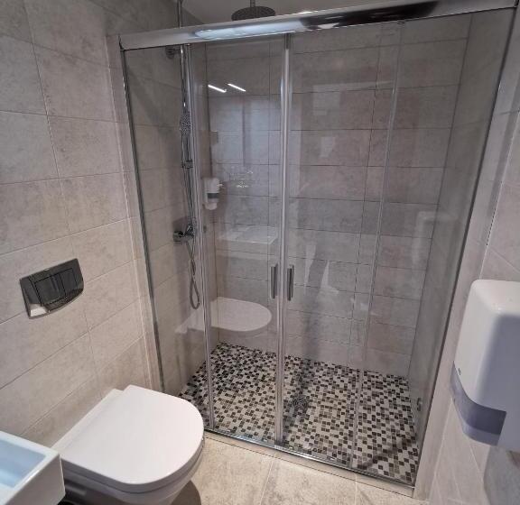 חדר אקונומי, The View