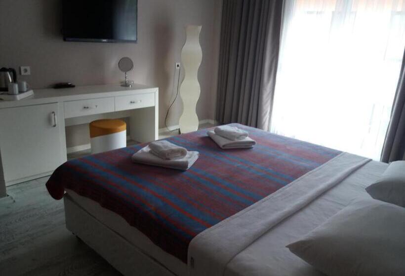 سوییت لوکس, Sakura Hostel & Pub