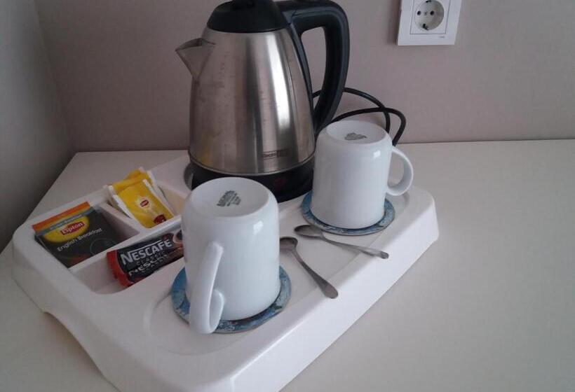 سوییت لوکس, Sakura Hostel & Pub