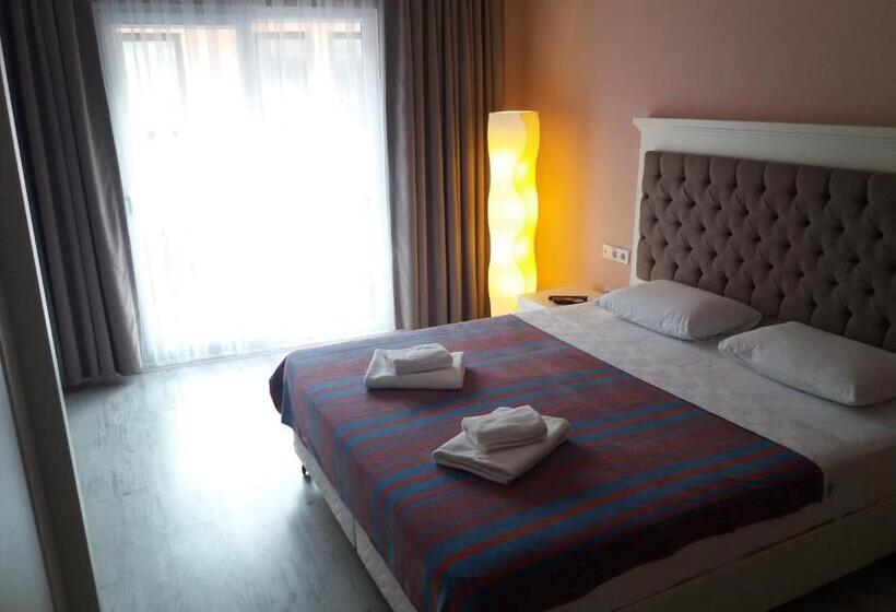 سوییت لوکس, Sakura Hostel & Pub